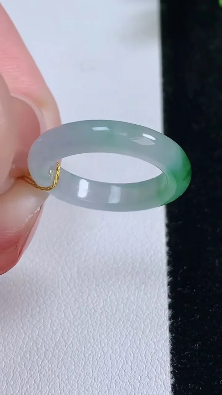 天然A货翡翠指环戒指，尺寸17.3-4.4-3.3，重量:2.88g2025年12月17日
工厂直销收藏佳品,种好水足，色泽均匀，有种有色，上手高大气！