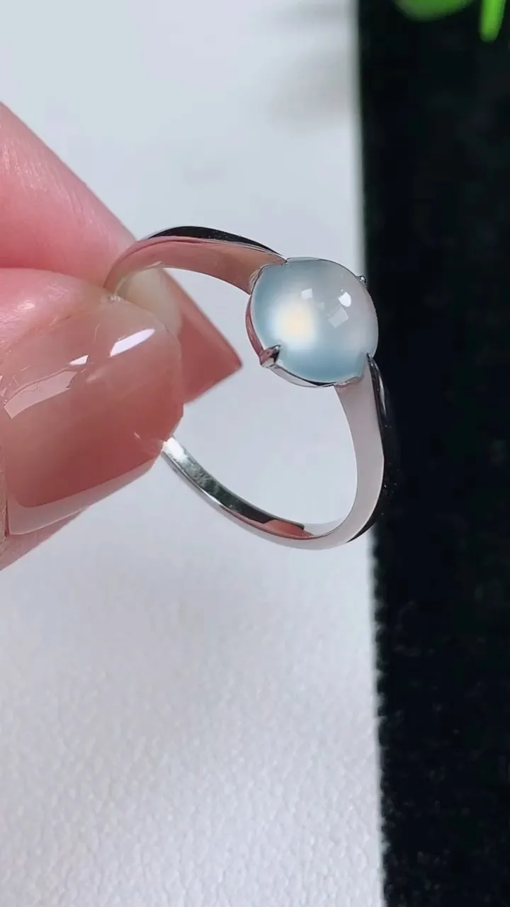 天然A货翡翠种白冰蛋面戒指，尺寸20.2-7.6-4.7，重量:1.80g2025年12月17日
工