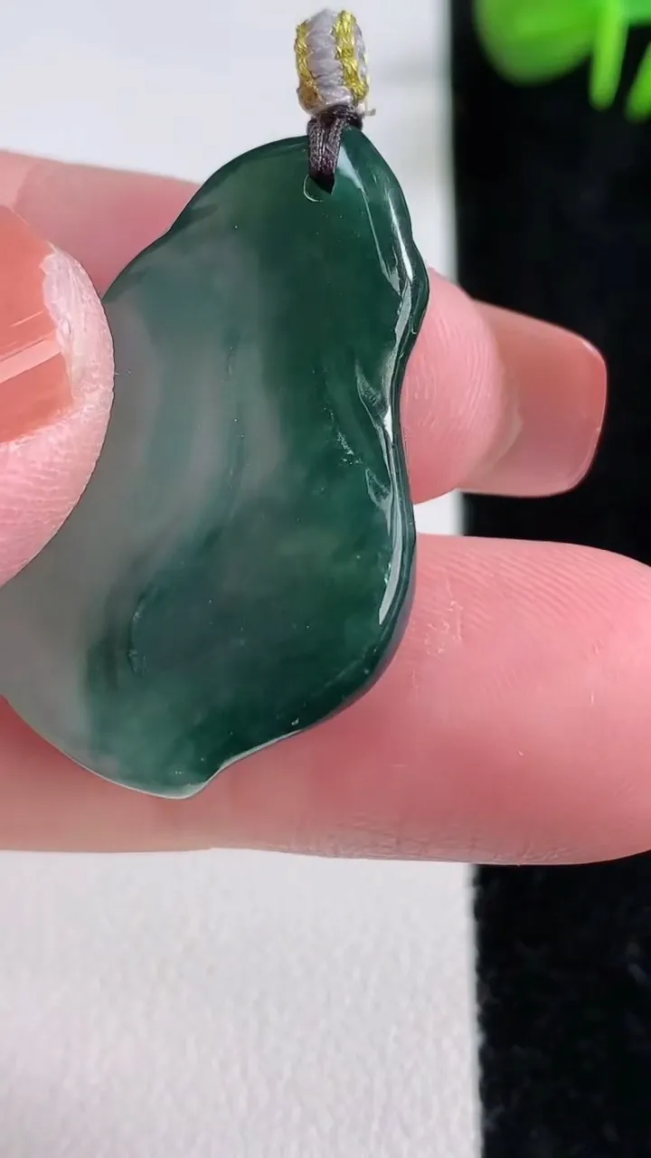天然A货翡翠冰种飘花生肖兔吊坠，尺寸31.5-21.7-5.7，重量:7.38g
12月17日