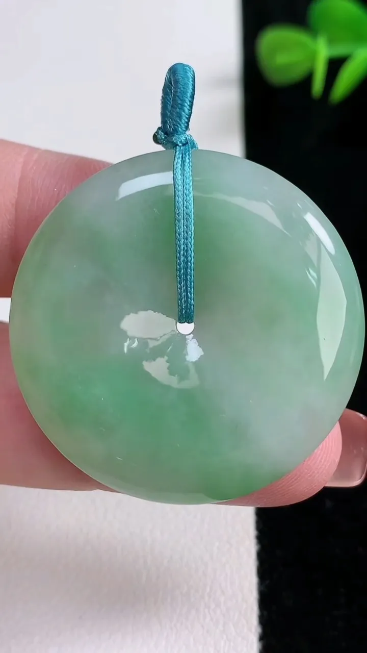 天然A货翡翠平安扣吊坠，尺寸36-5.7，重量:15.96g
12月17日
