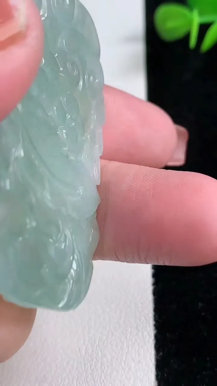 天然A货翡翠凤凰吊坠，尺寸55.7-32.5-5.8，重量:23.11g
12月17日