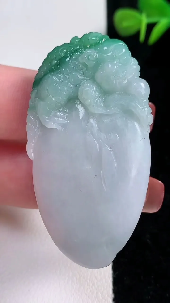 天然A货翡翠寿桃吊坠，尺寸52.7-28.3-5.6，重量:25.94g
12月17日