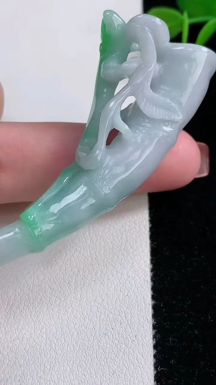 天然A货翡翠烟嘴，尺寸62-28.2-11.6，重:23.21g
12月17日