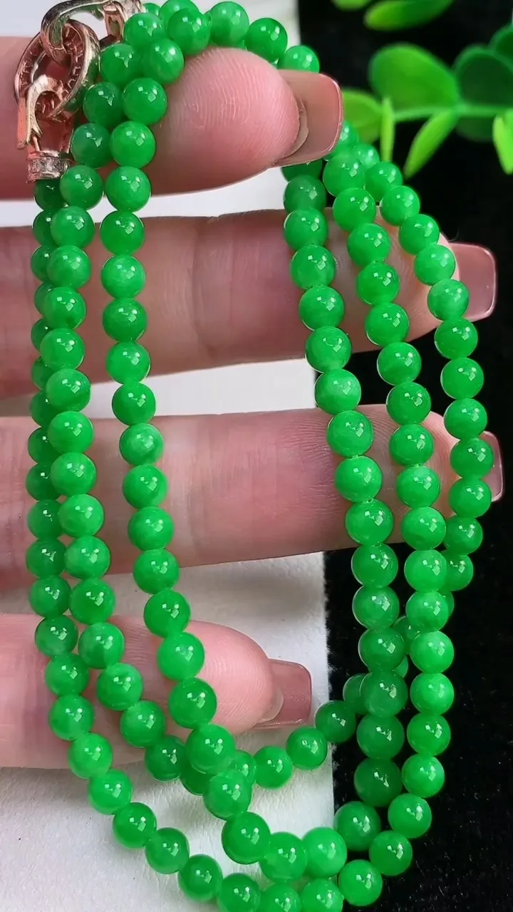 天然A货翡翠圆珠项链，尺寸4.2-4.7-142颗，重:21.31g
12月17日