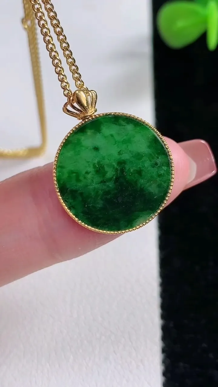 天然A货翡翠无事牌吊坠，尺寸17.5-1.6，重:11.25g
12月17日