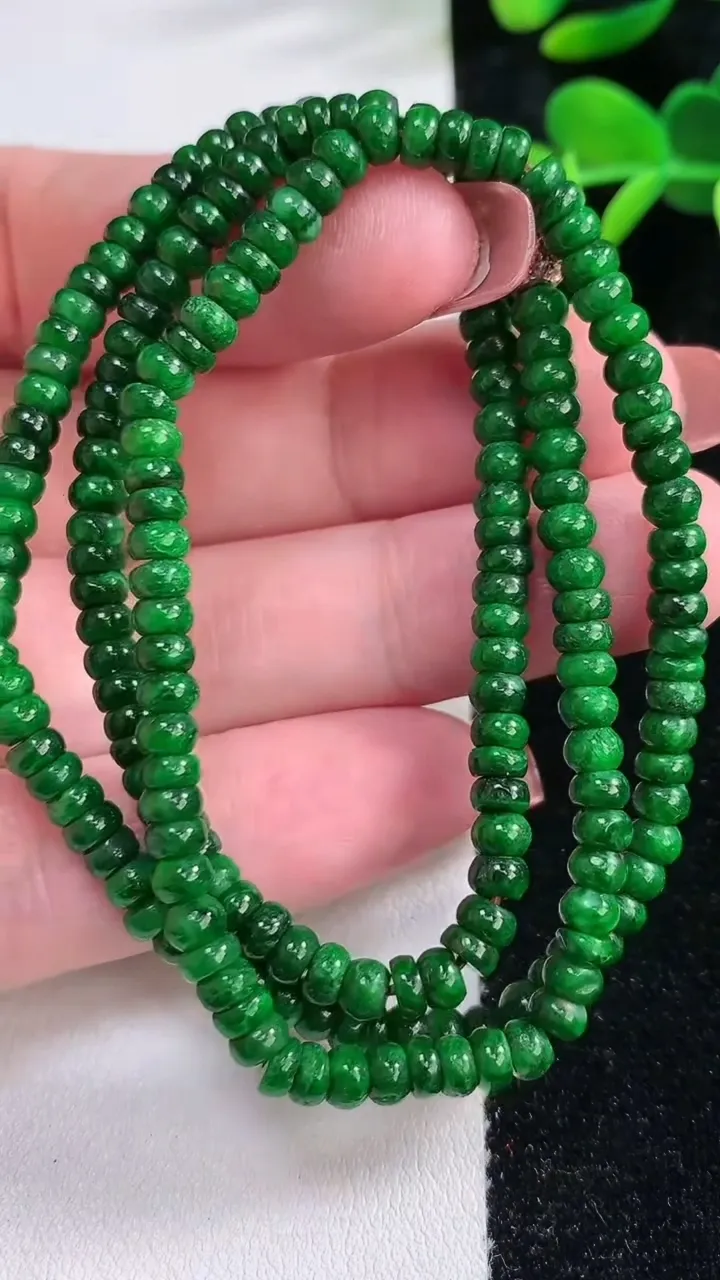 天然A货翡翠算盘珠项链，尺寸4.2，重:19.50g12月17日
工厂直销收藏佳品,种好水足，色泽均匀，有种有色，上手高大气！