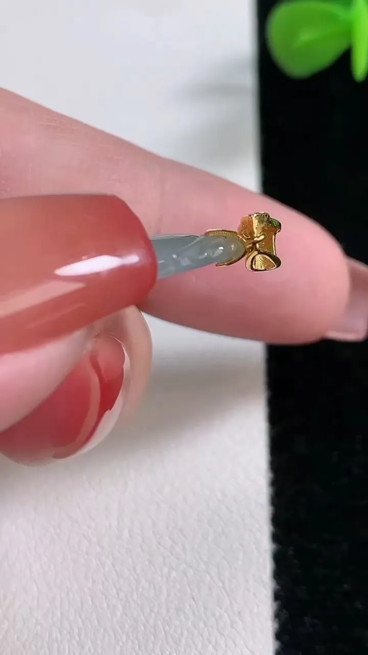 天然A货翡翠18K金飘花如意吊坠，尺寸19-17-9，重:4.27g
12月17日