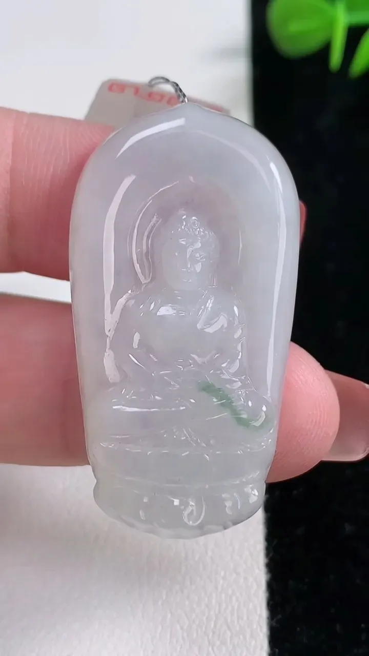 天然A货翡翠大日如来吊坠，尺寸42.8-22.8-5.2，重量:10.32g
12月17日