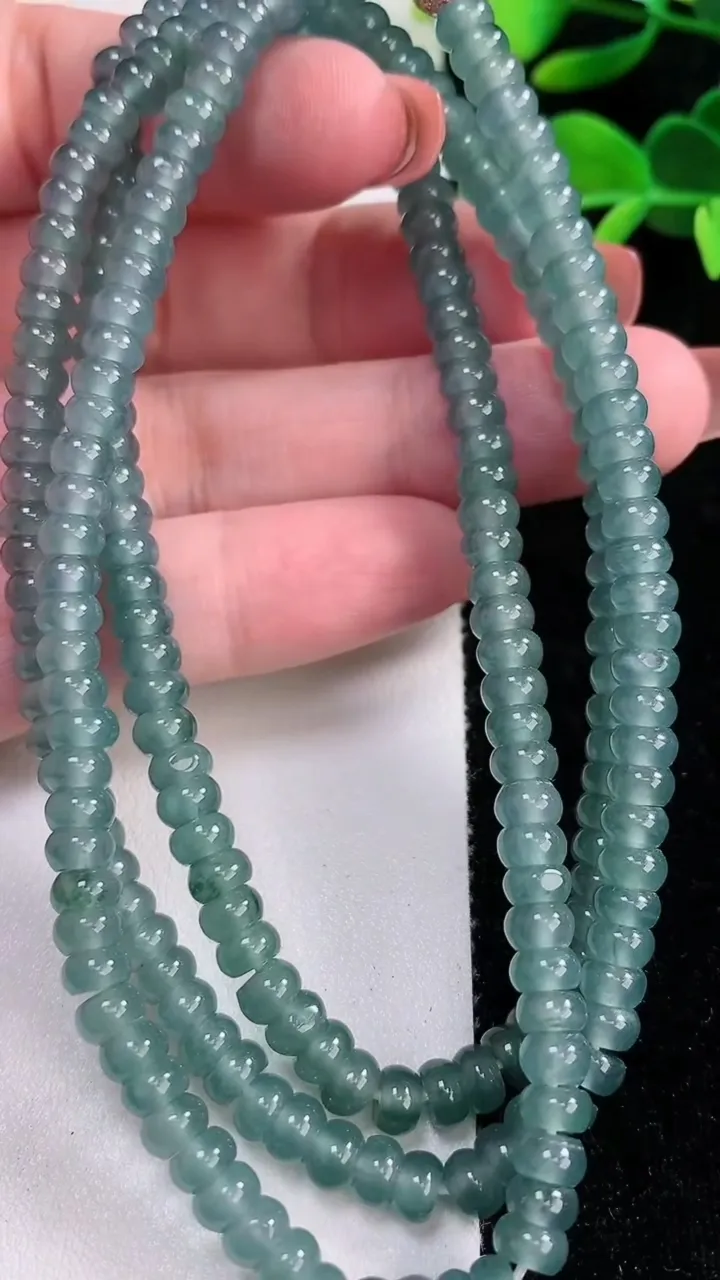 天然A货翡翠算盘珠项链，尺寸5.2-266颗，重:42.79g12月17日
工厂直销收藏佳品,种好水足，色泽均匀，有种有色，上手高大气！