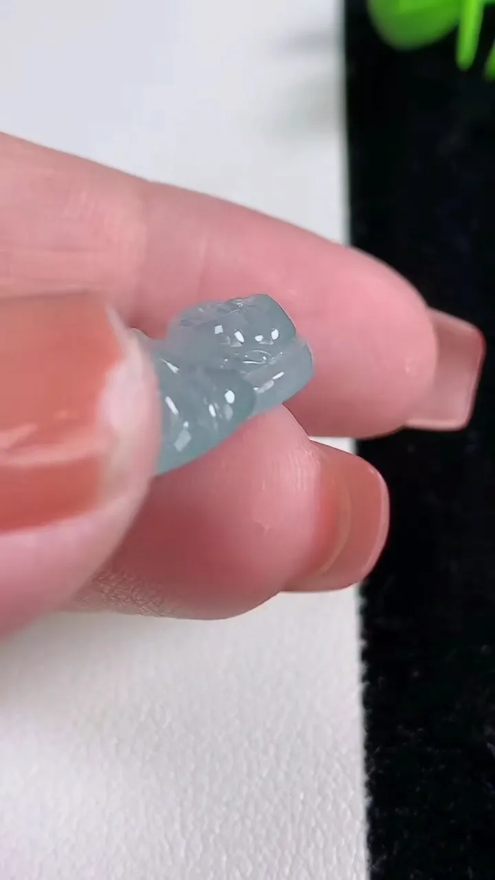 天然A货翡翠佛公吊坠，尺寸19.2-24.2-5.7，重量:4.20g
12月17日