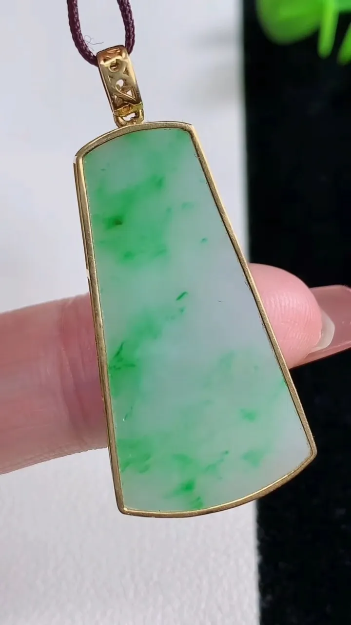 天然A货翡翠无事牌吊坠，尺寸33-18-3.3，重量:4.88g
12月17日