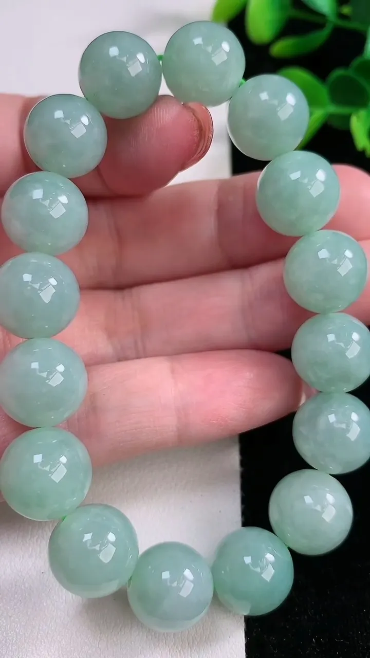 天然A货翡翠圆珠手串，尺寸15.6，重:56.63g12月17日
工厂直销收藏佳品,种好水足，色泽均匀，有种有色，上手高大气！