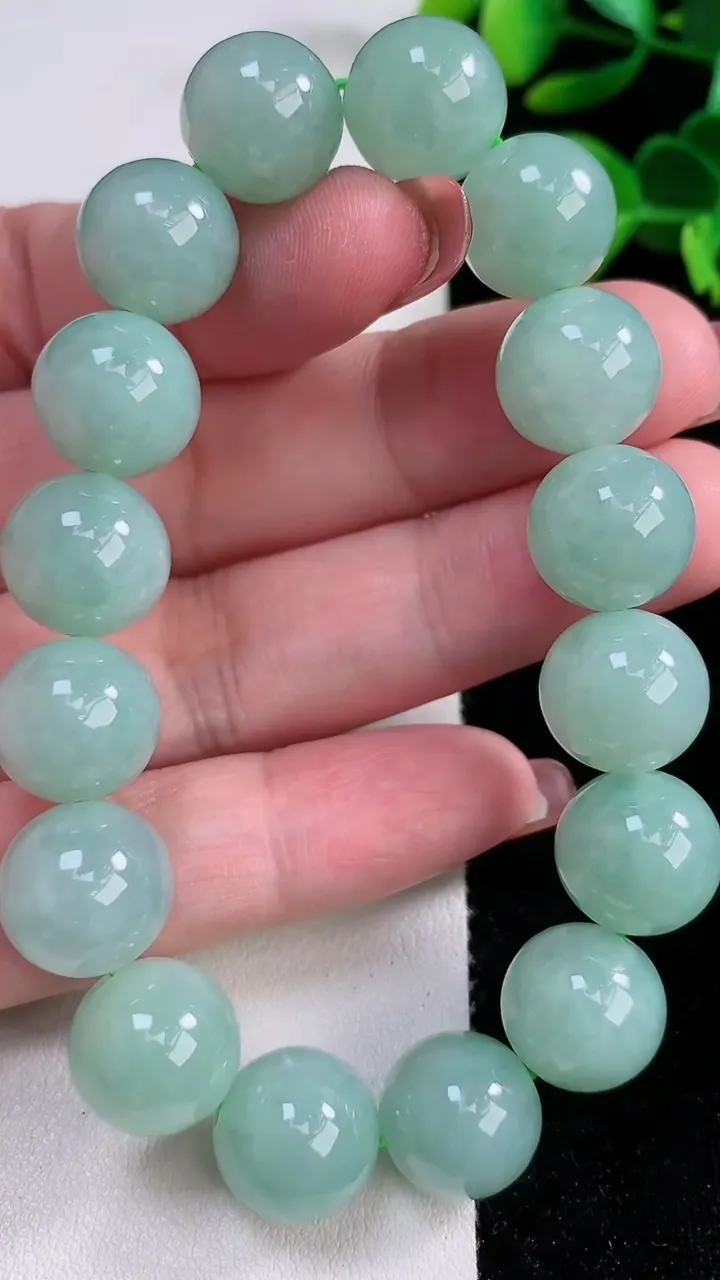 天然A货翡翠圆珠手串，尺寸15.6，重:56.63g12月17日
工厂直销收藏佳品,种好水足，色泽均匀，有种有色，上手高大气！