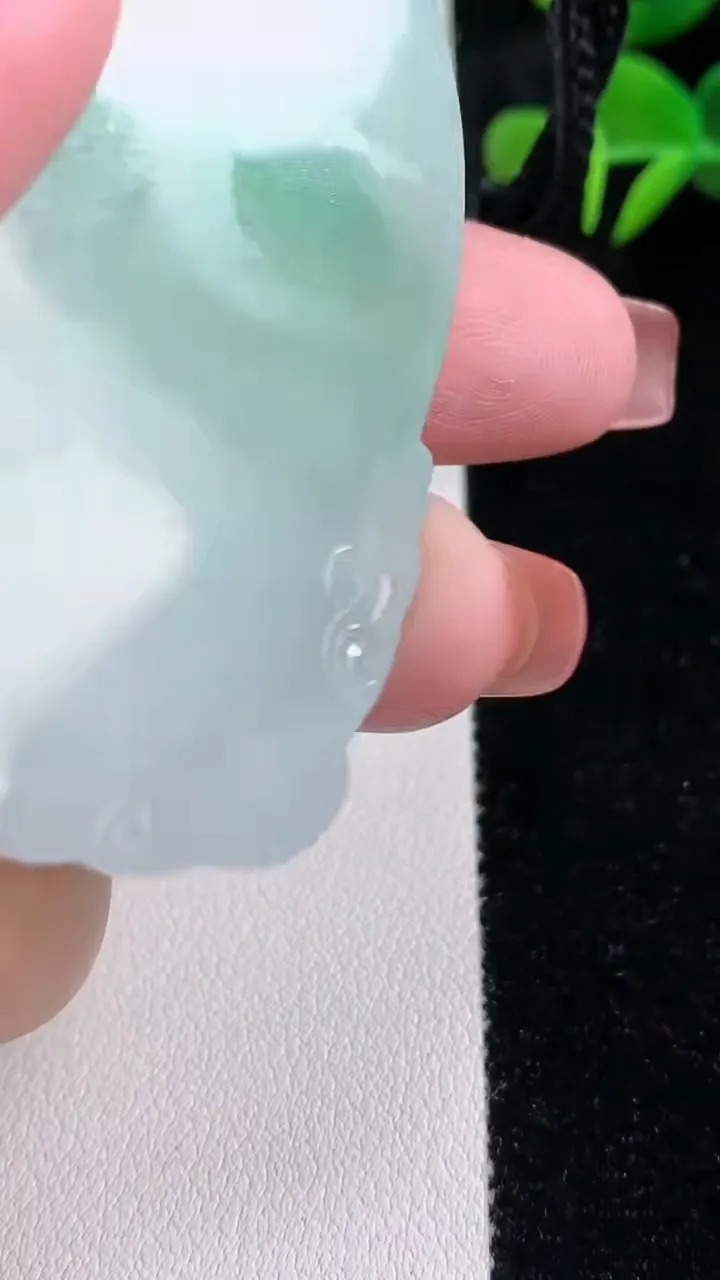 天然A货翡翠观音菩萨吊坠，尺寸59.6-36.3-5.5，重量:30.43g
12月17日