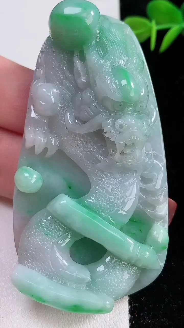 天然A货翡翠龙牌吊坠，尺寸73.5-44-15，重:77.16g
12月17日