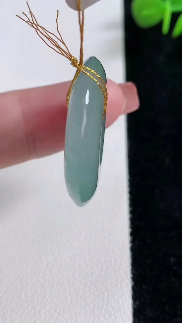 天然A货翡翠冰种飘花平安扣吊坠，尺寸28-6，重量:9.65g
12月17日