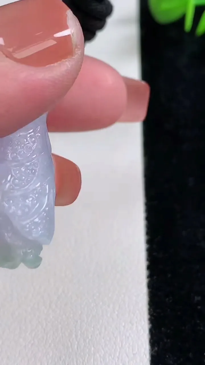 天然A货翡翠白菜吊坠，尺寸41.8-20.6-12，重量:17.87g
12月17日