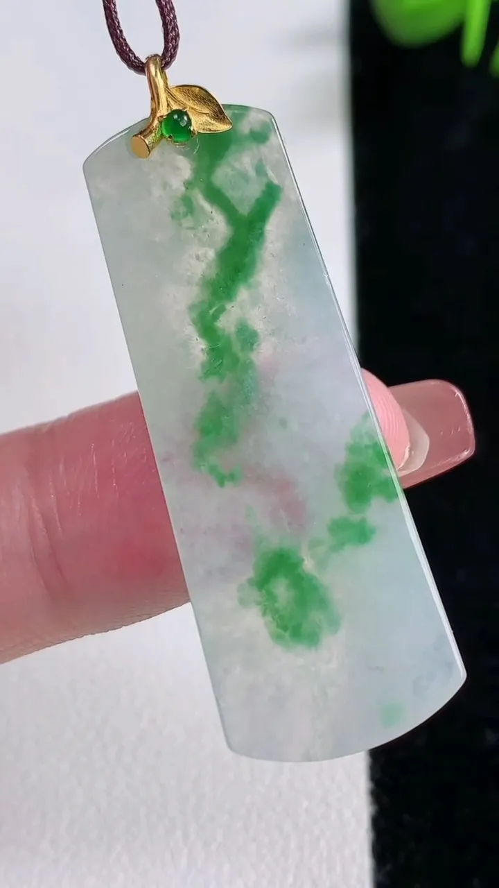 天然A货翡翠无事牌吊坠，尺寸40-15-2.6，重量:4.81g
12月17日