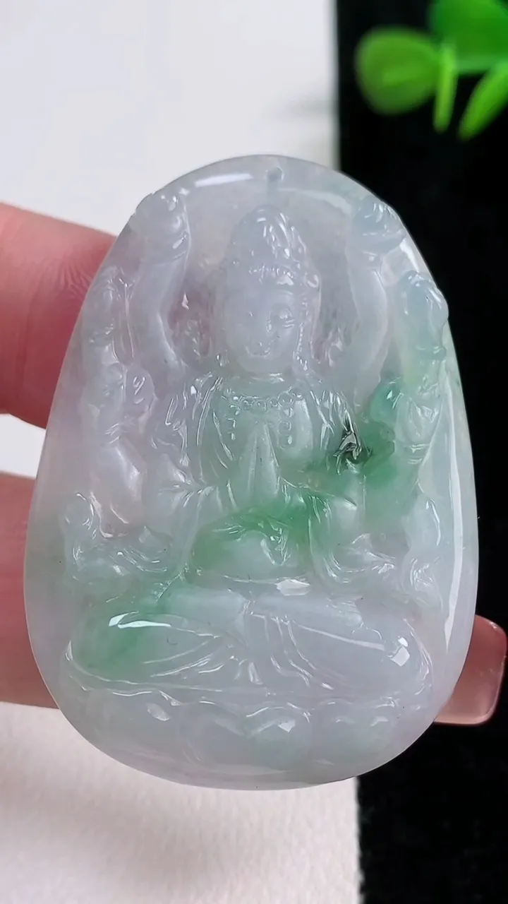 天然A货翡翠千手观音吊坠，尺寸47-33.3-4.5，重量:13.94g
12月17日