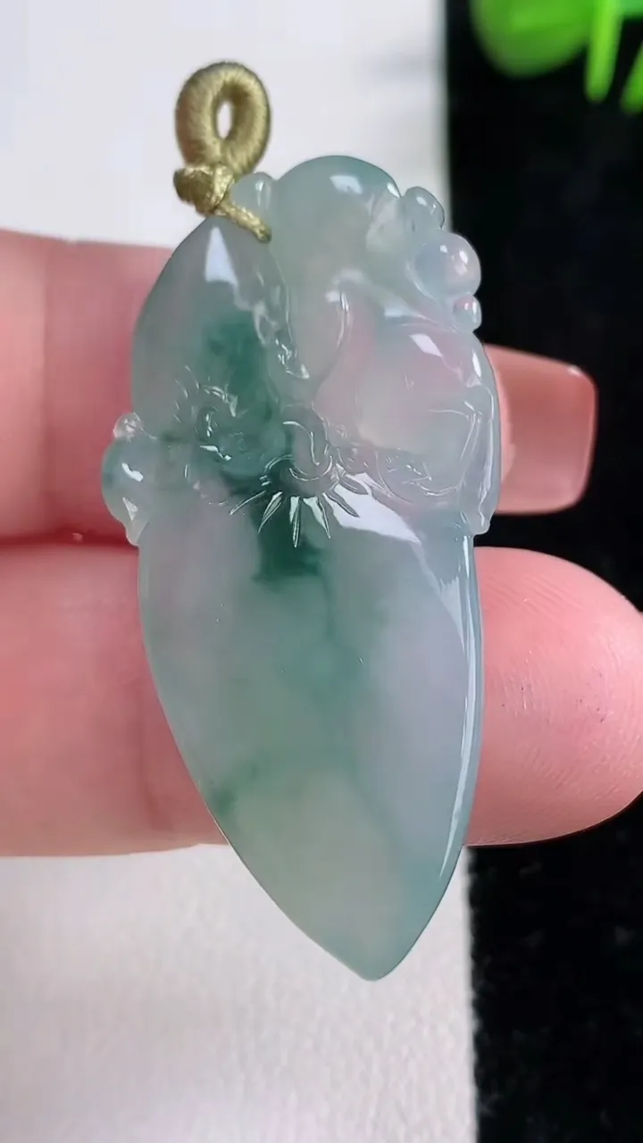 天然A货翡翠冰种飘花寿桃吊坠，尺寸39.5-20-5.2，重量:8.14g
12月17日