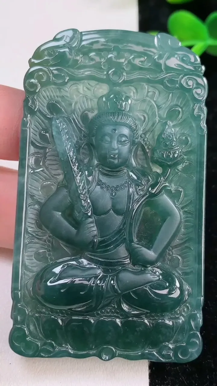 天然A货翡翠虚空藏菩萨吊坠，尺寸73-42-7，重:40.51g
12月17日