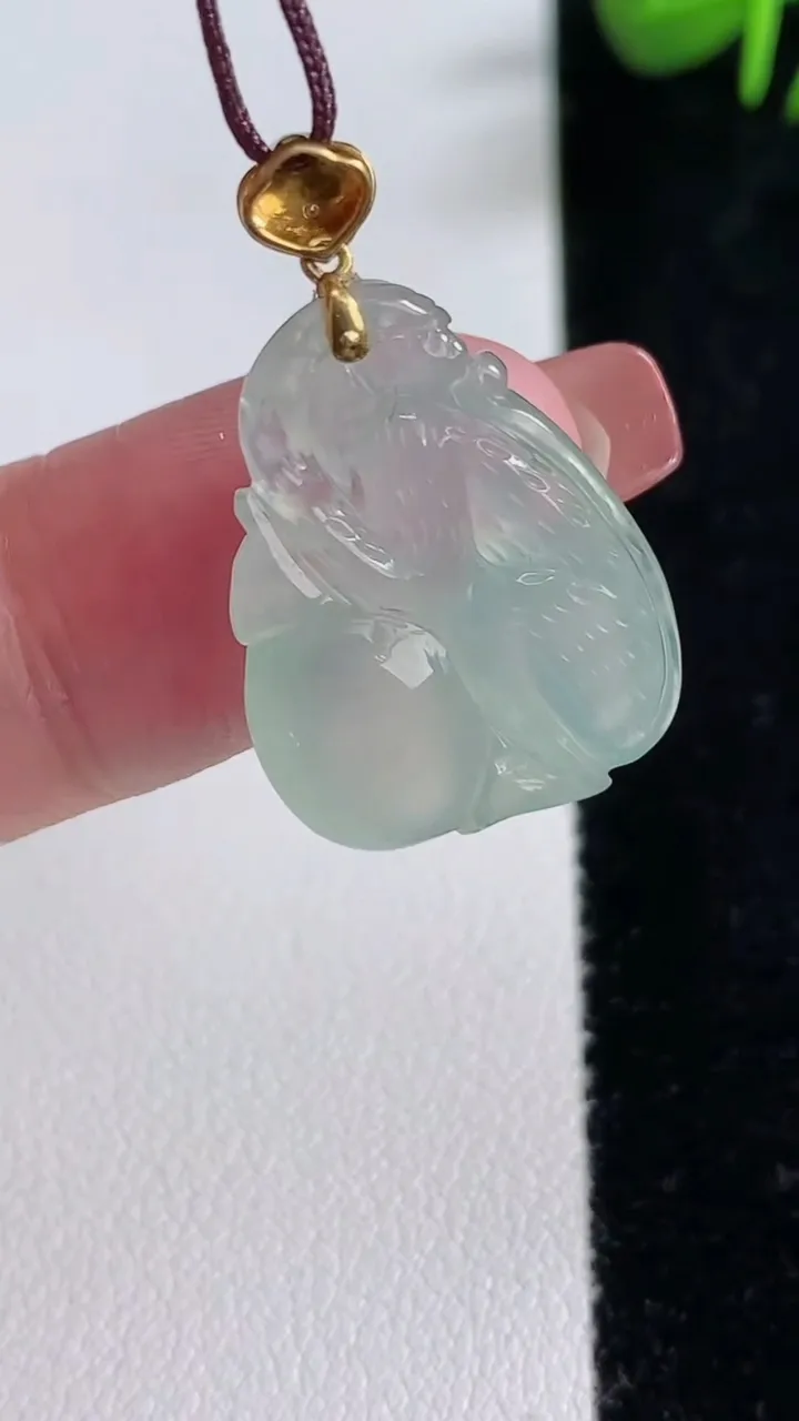 天然A货翡翠生肖猴吊坠，尺寸22.5-17-5.6，重量:3.72g
12月17日