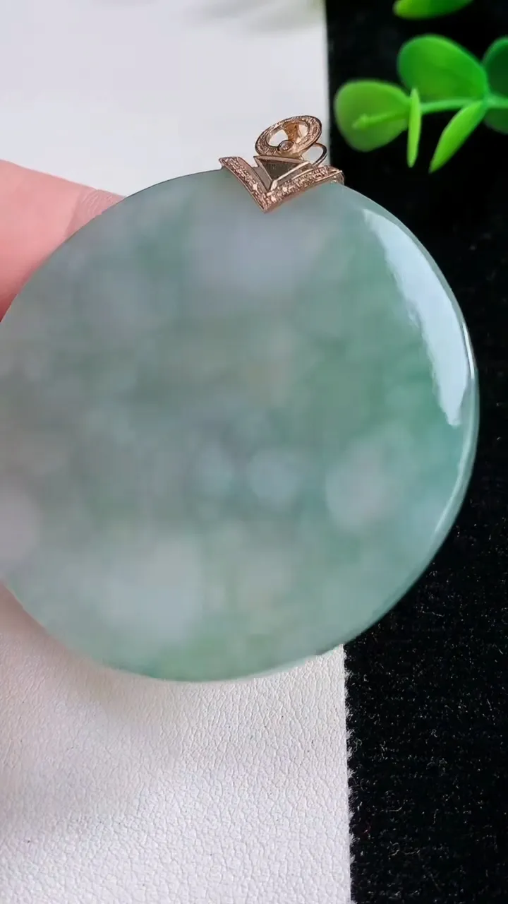 天然A货翡翠无事牌吊坠，尺寸52.5-4.2，重:31.96g
12月17日