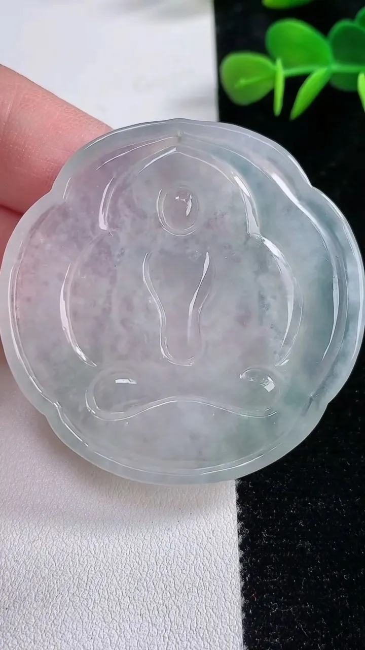 天然A货翡翠种白冰度母观音吊坠，尺寸51-7，重:33.88g
12月17日