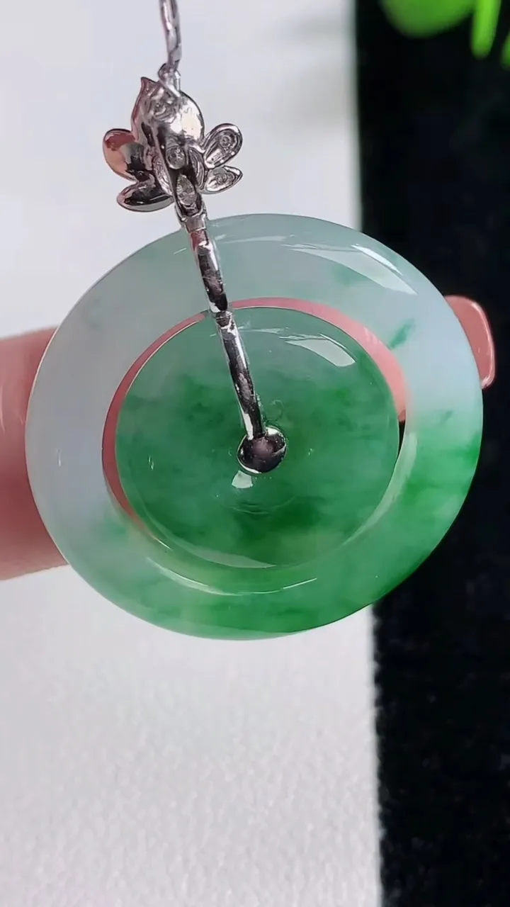 天然A货翡翠母子平安扣吊坠，尺寸26.4-4.2，重量:6.69g
12月17日