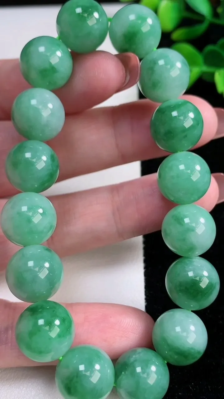 天然A货翡翠圆珠手串，尺寸13-16颗，重量:63.15g12月17日
工厂直销收藏佳品,种好水足，