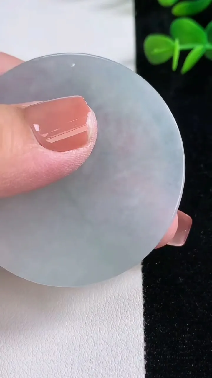 天然A货翡翠千手观音吊坠，尺寸53.8-6.1，重量:35.57g
12月17日