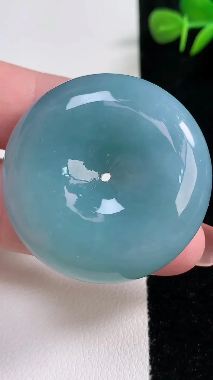 天然A货翡翠紫罗兰平安扣吊坠，尺寸39.8-12.6，重量:43.08g
12月17日