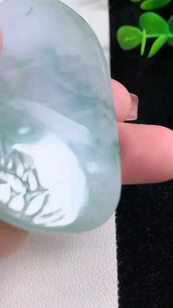 天然A货翡翠冰种飘花普贤菩萨吊坠，尺寸67.7-39.7-5.8，重量:37.10g
12月17日