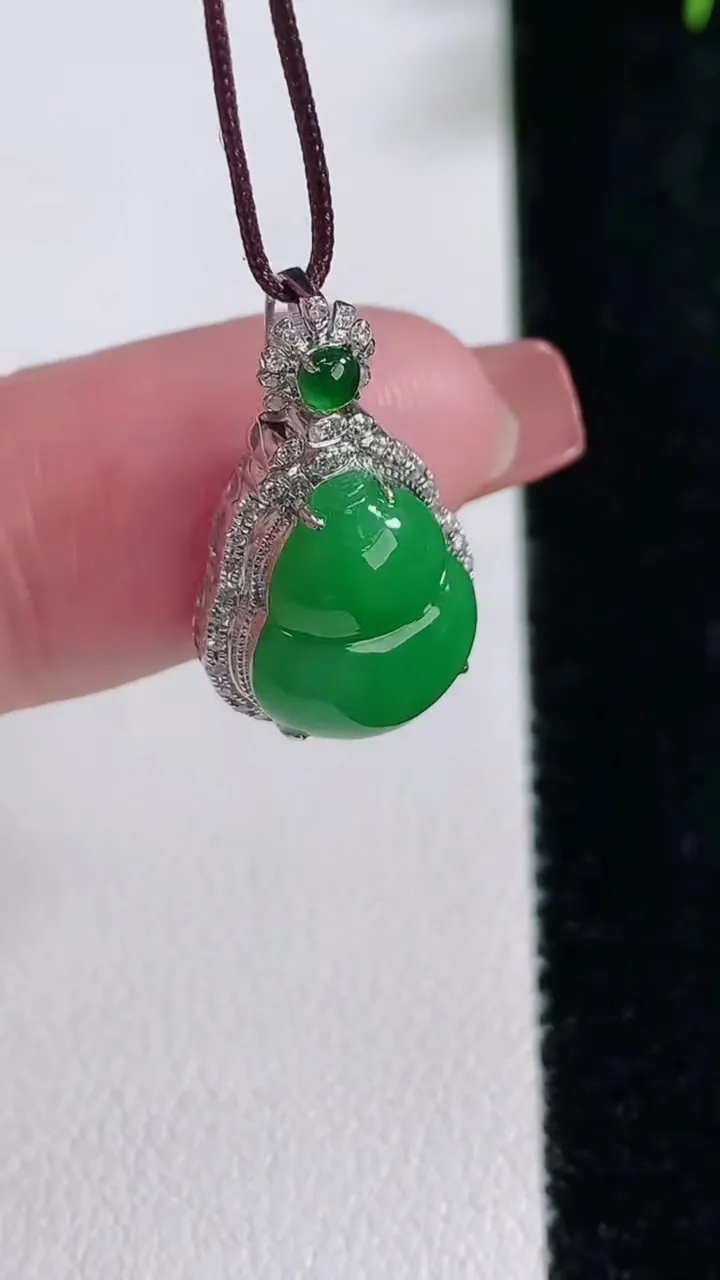 天然A货翡翠葫芦吊坠，尺寸22.6-13.2-7.7，裸石13.3-11.2重量:2.69g
12月17日