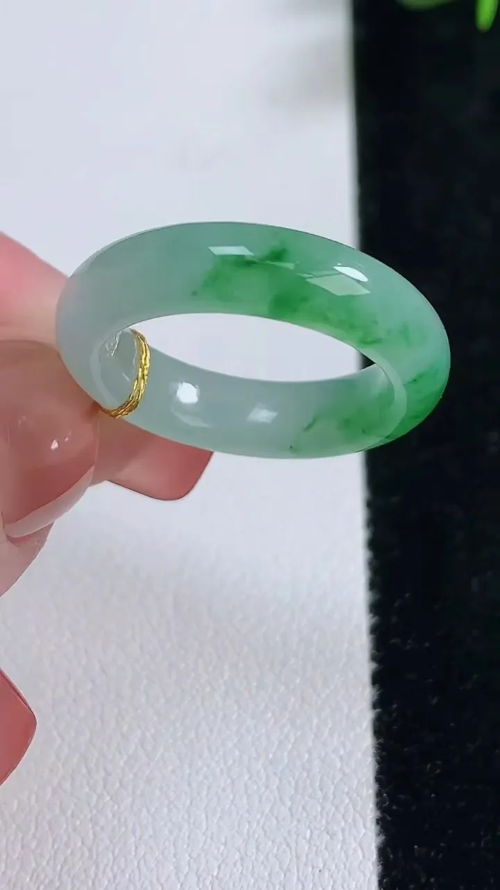 天然A货翡翠指环戒指，尺寸17.3-5.4-3.8，重量:3.89g2025年12月17日
工厂直销收藏佳品,种好水足，色泽均匀，有种有色，上手高大气！