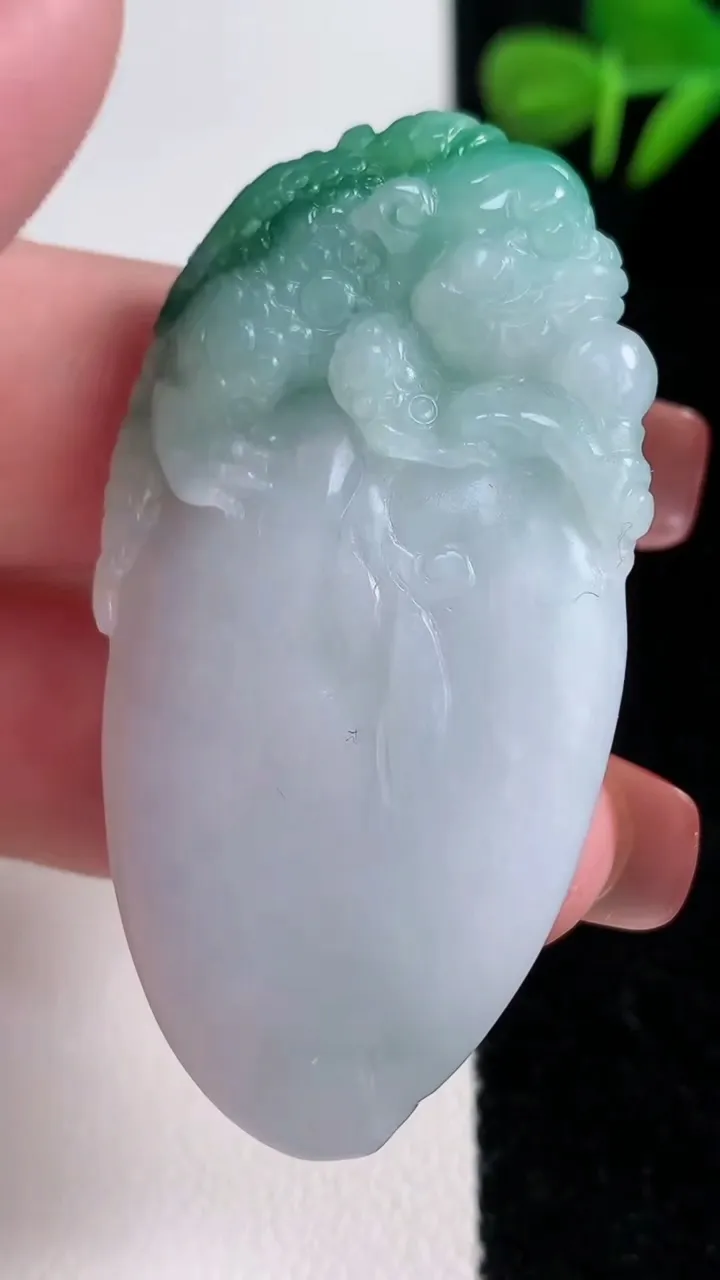 天然A货翡翠寿桃吊坠，尺寸52.7-28.3-5.6，重量:25.94g
12月17日