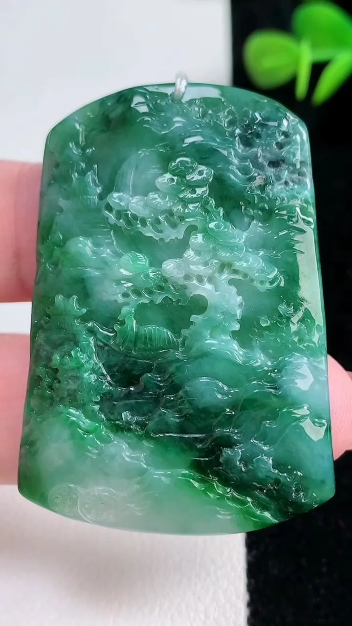 天然A货翡翠山水牌吊坠，尺寸49-35-5，重量:21.00g
12月17日