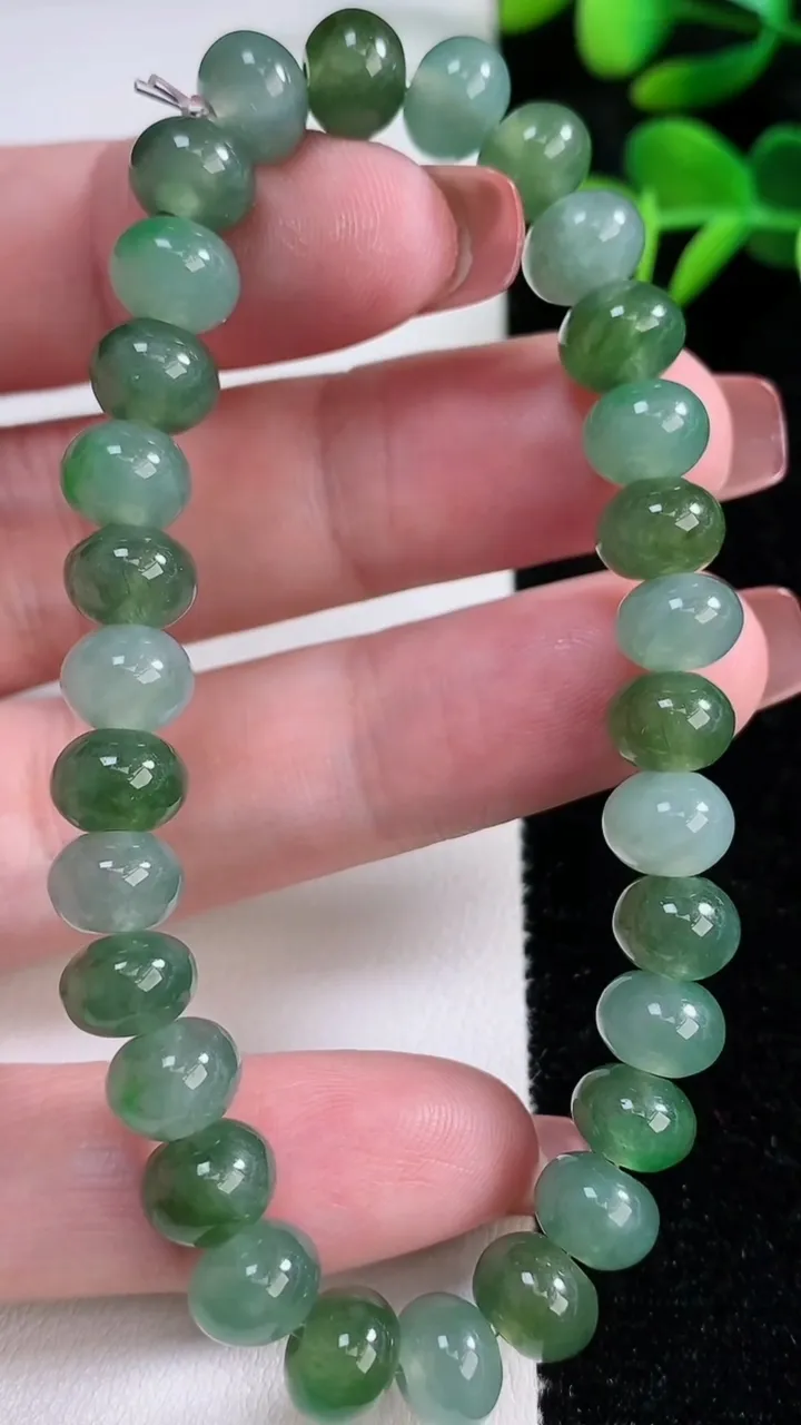 天然A货翡翠算盘珠手串，尺寸8.2-6-30颗，重量:23.45g12月17日
工厂直销收藏佳品,种