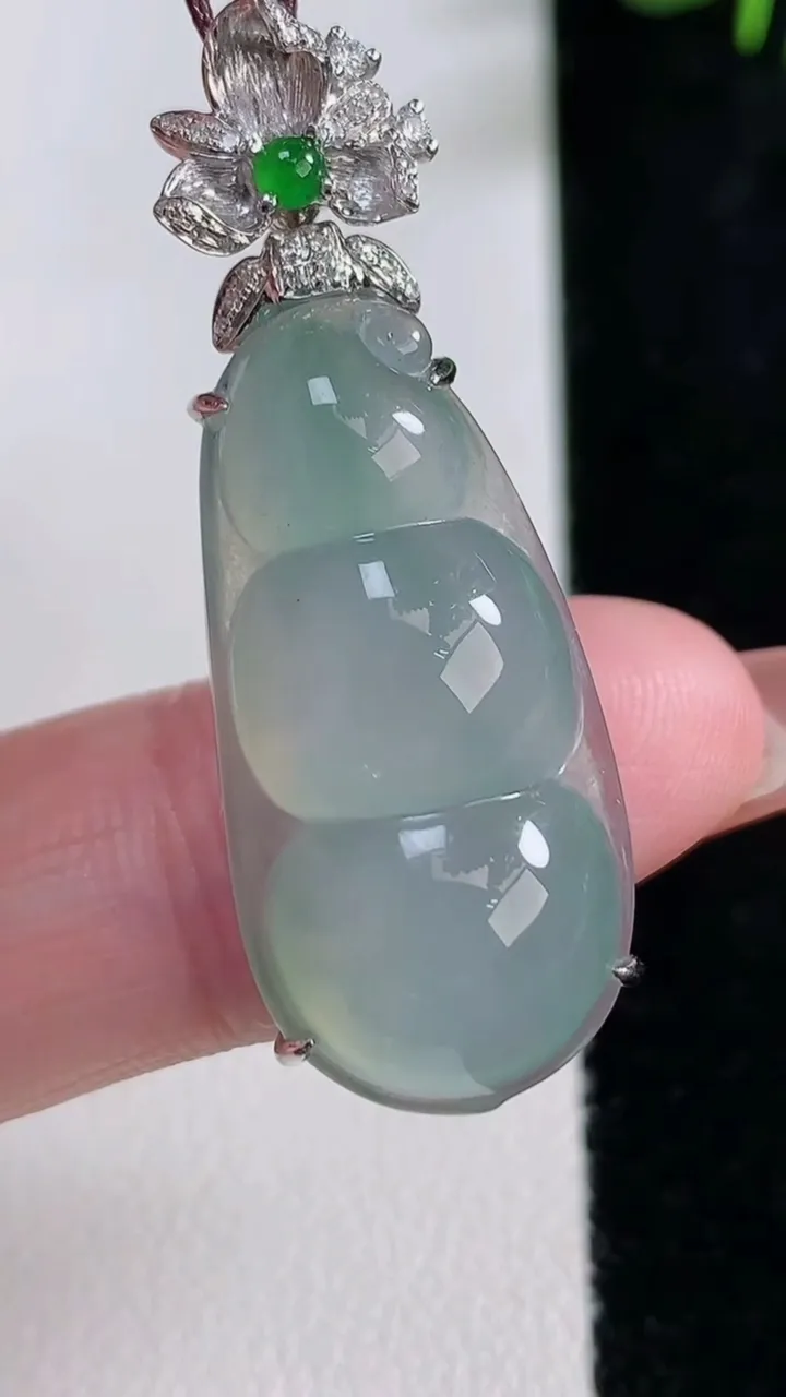 天然A货翡翠福豆吊坠，尺寸39.5-29-14.5-10.2，重量:7.04g
12月17日