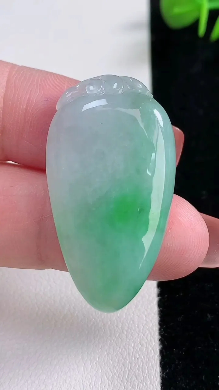 天然A货翡翠福瓜吊坠，尺寸37.7-21-6.5，重量:10.51g
12月17日