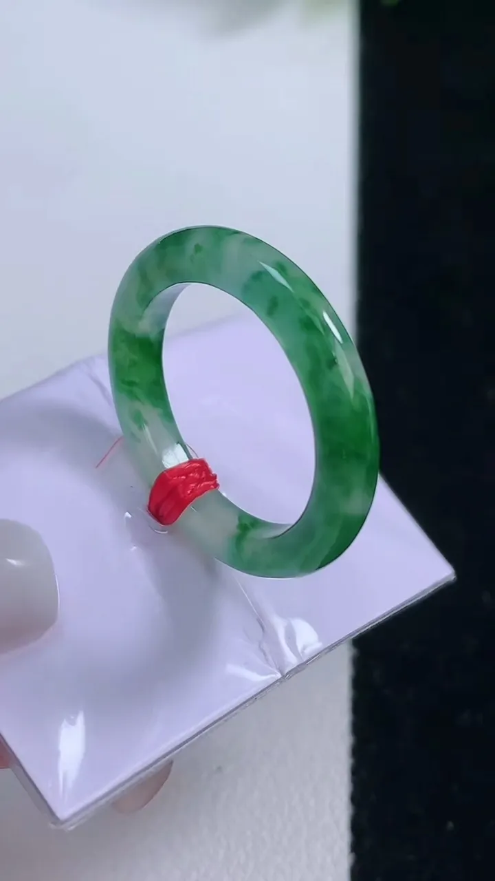 天然A货翡翠种飘花指环戒指，尺寸16.8-3.3，重量:3.50g2025年12月18日
工厂直销收