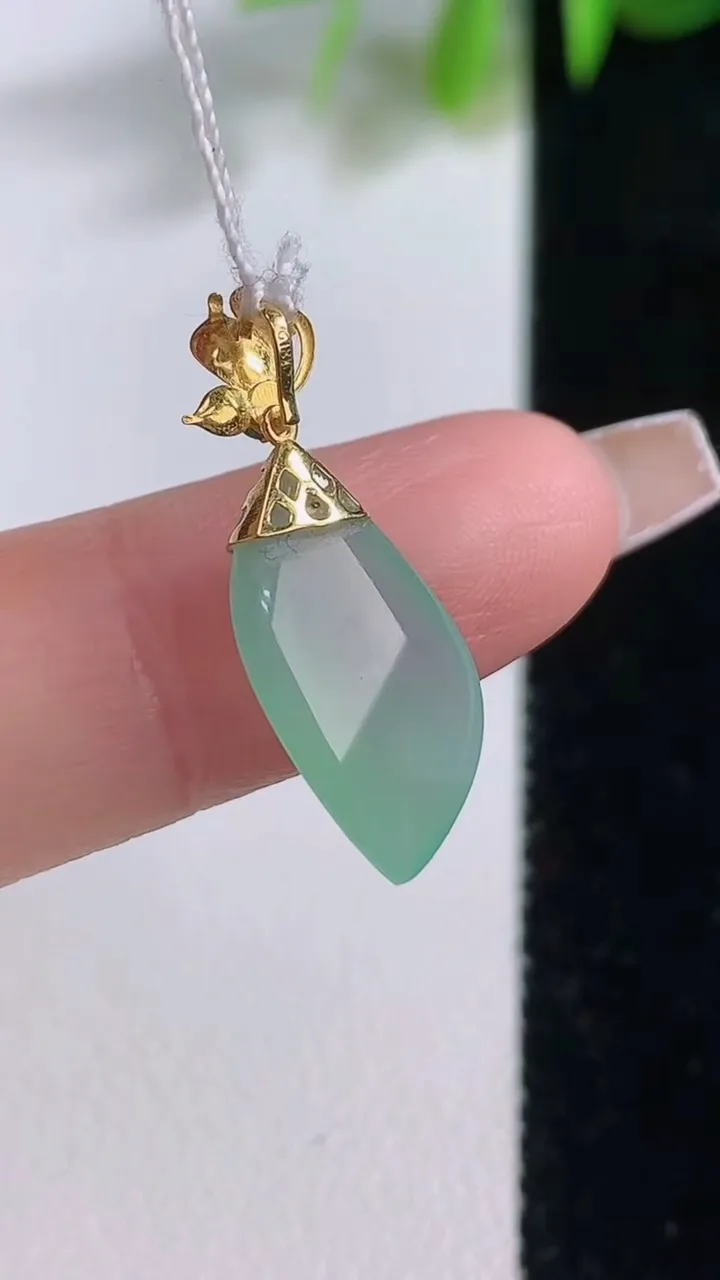 天然A货翡翠随形吊坠，尺寸17-9-4，重量:1.19g
12月18日