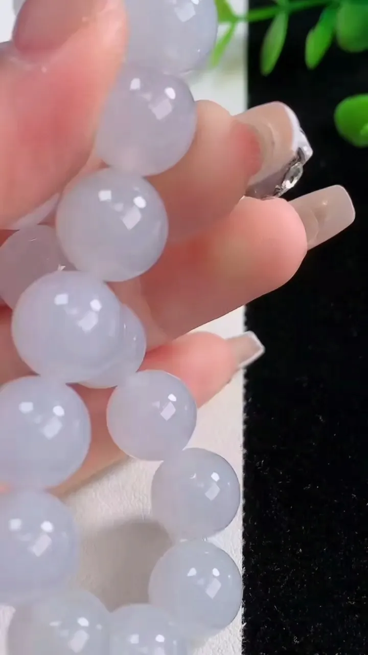 天然A货翡翠种白冰圆珠手串，尺寸12-17颗，重量:51.15g12月18日
工厂直销收藏佳品,种好水足，色泽均匀，有种有色，上手高大气！