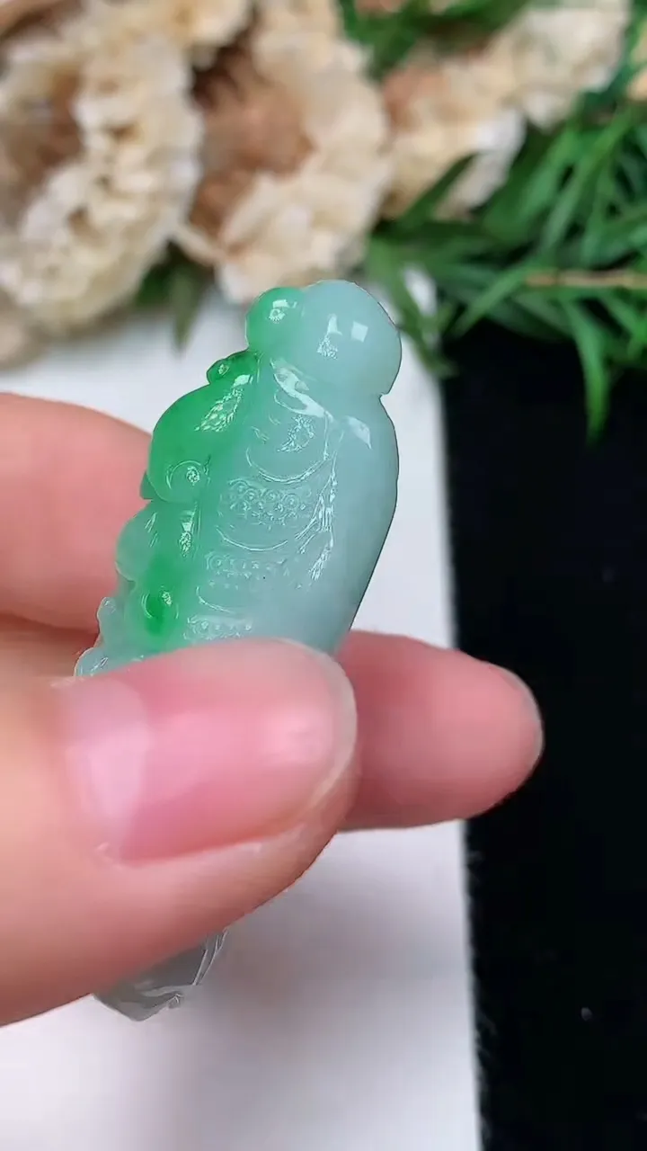 天然A货翡翠白菜吊坠，尺寸42.5-20.2-13，重量:17.83g
12月18日