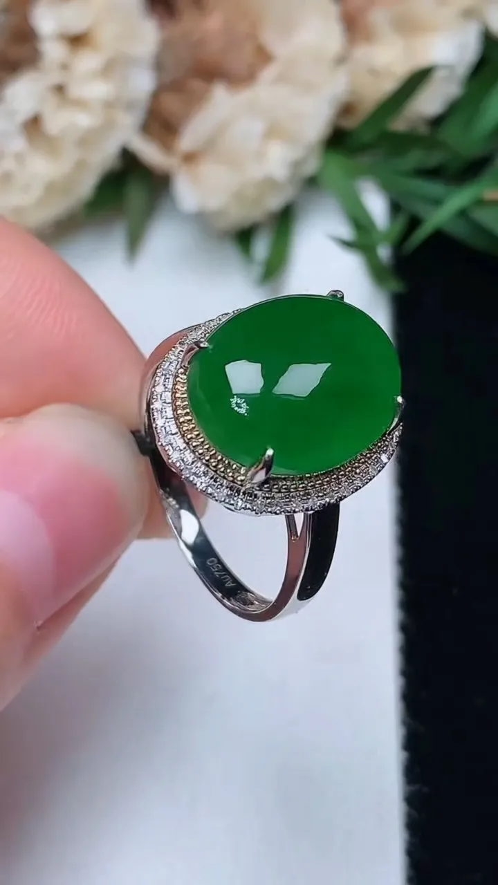 天然A货翡翠蛋面戒指，尺寸17-13.4-10.8，重量:3.04g2025年12月18日
工厂直销收藏佳品,种好水足，色泽均匀，有种有色，上手高大气！