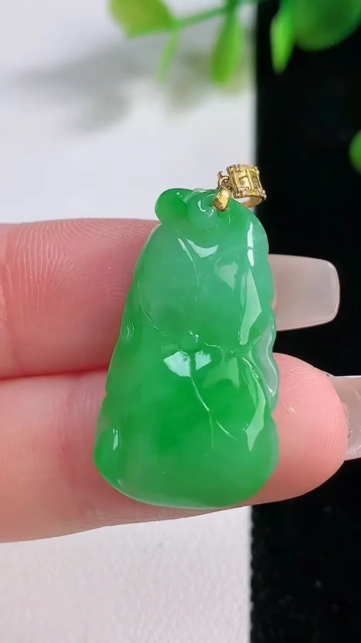 天然A货翡翠荷叶吊坠，尺寸27.8-15.7-4.2，重量:3.93g
12月18日
