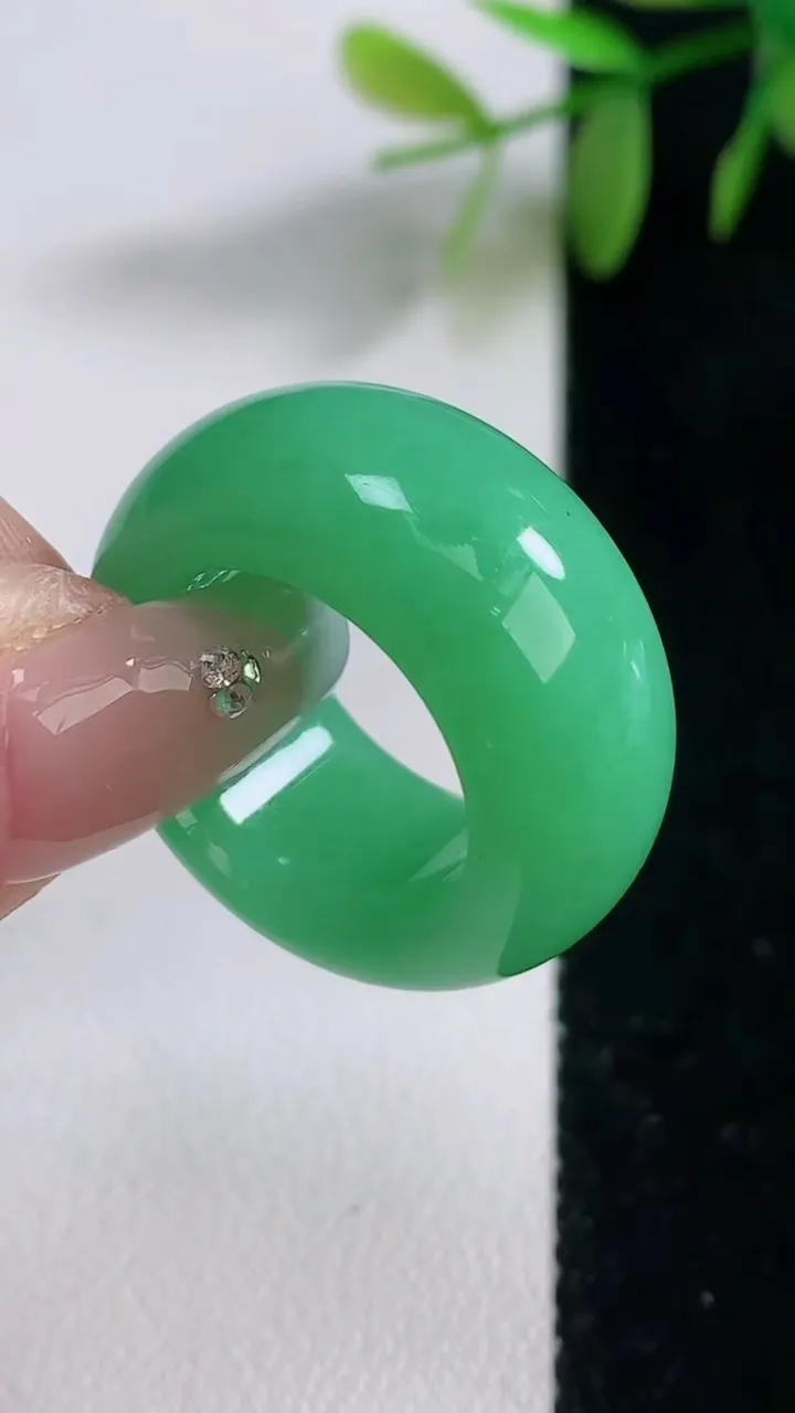 天然A货翡翠指环扳指，尺寸16.7-12-5，重量:12.47g2025年12月18日
工厂直销收藏佳品,种好水足，色泽均匀，有种有色，上手高大气！