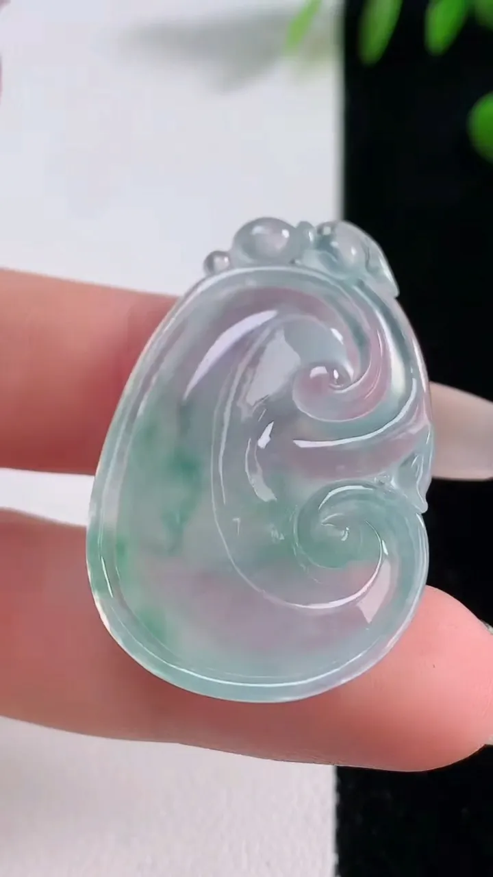 天然A货翡翠种飘花如意吊坠，尺寸36.7-23.8-5.6，重量:7.66g
12月18日