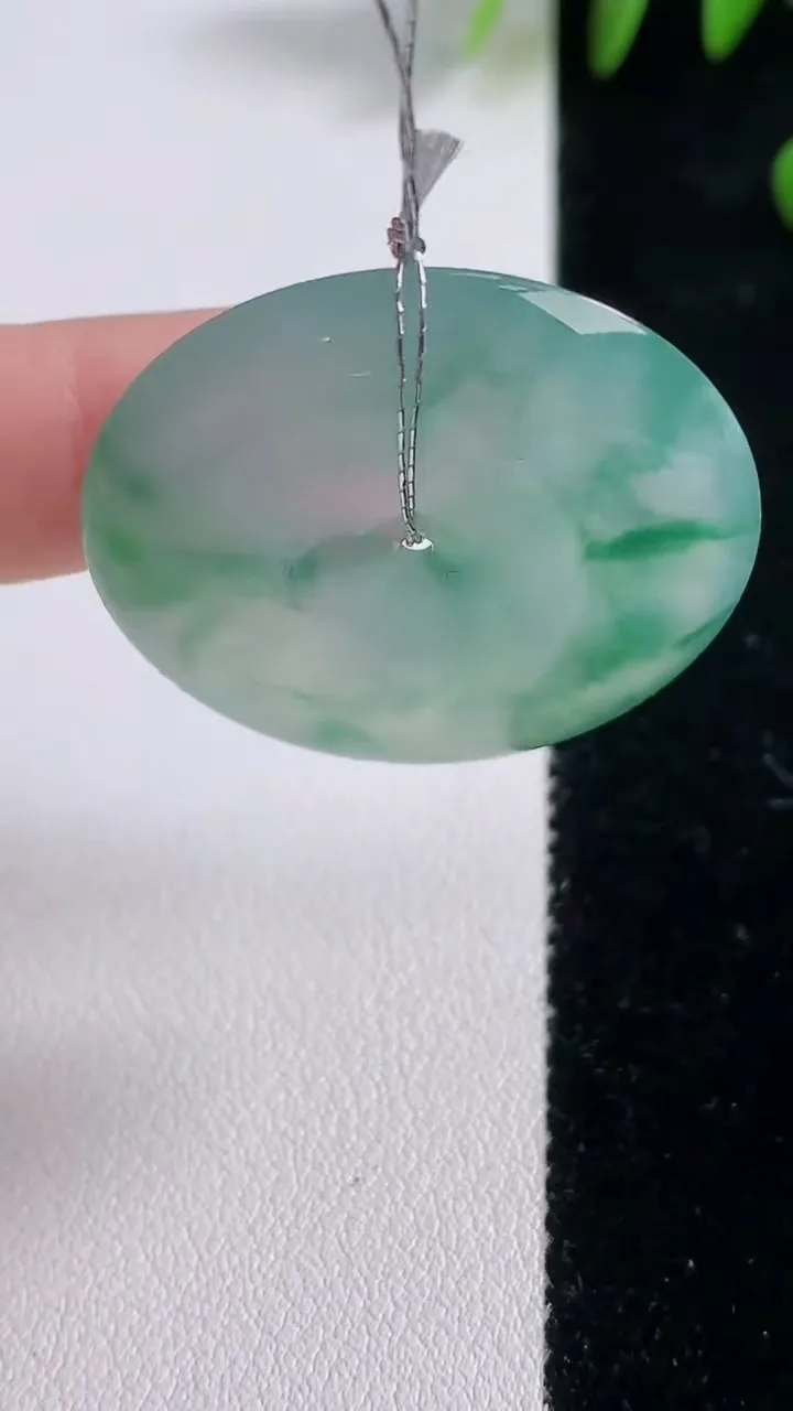 天然A货翡翠种飘花平安扣吊坠，尺寸36.4-6，重量:14.08g
12月18日