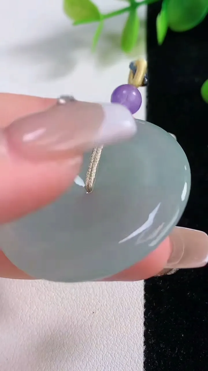 天然A货翡翠平安扣吊坠，尺寸37.5-5.3，重量:16.77g
12月18日